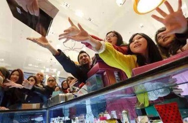 亚洲女人操逼视频中国人依然爱赴日旅游 消费已由爆买转向网购